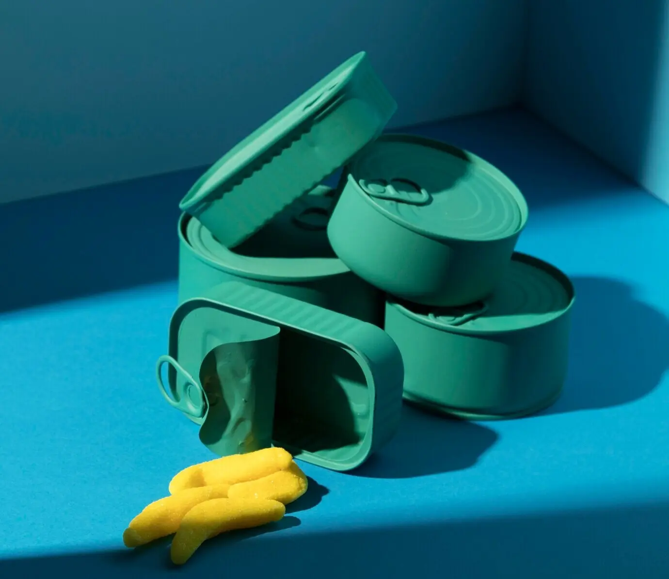 Вид сверху на ассортимент жёлтых конфет