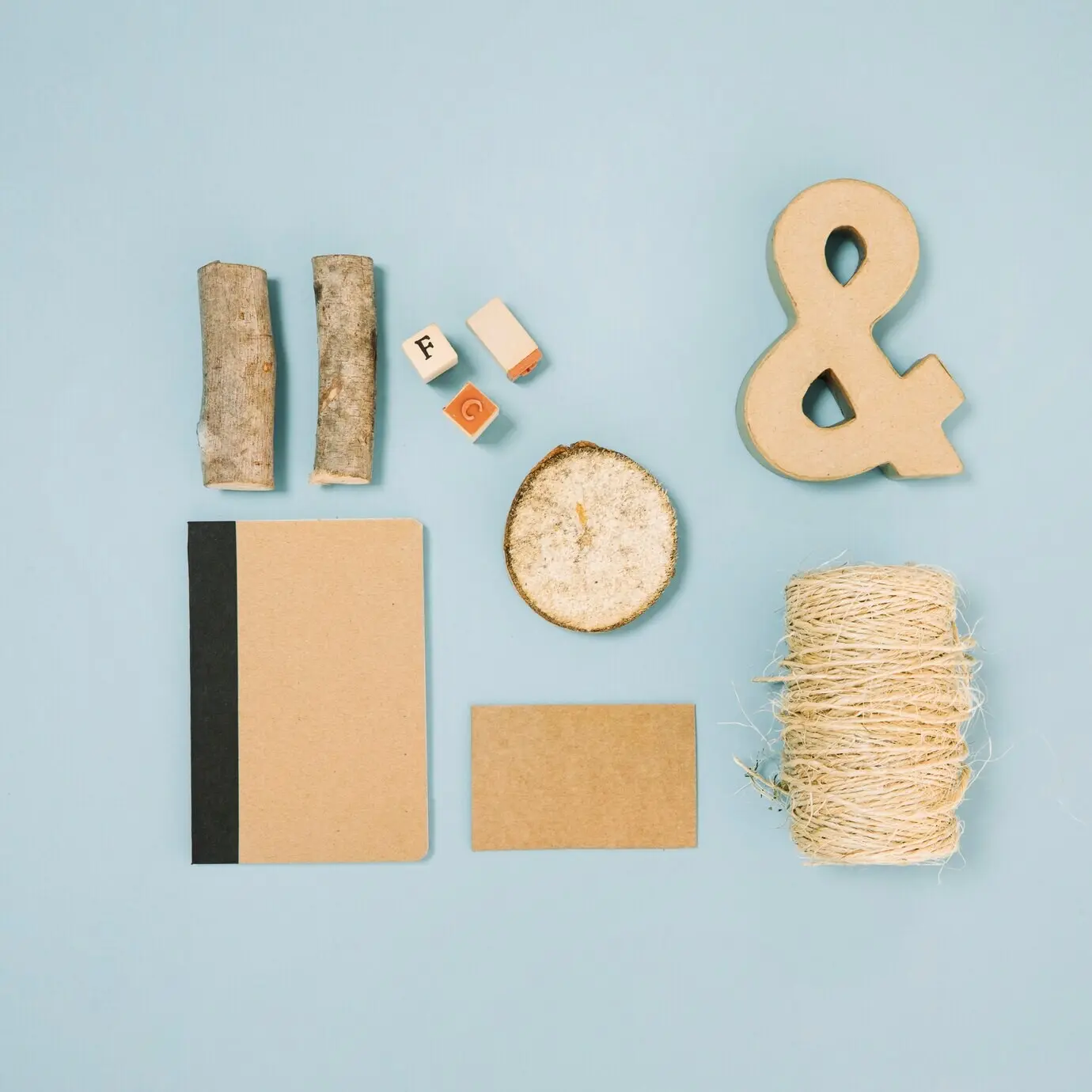 Знак амперсанда рядом с нитью и блокнотом.