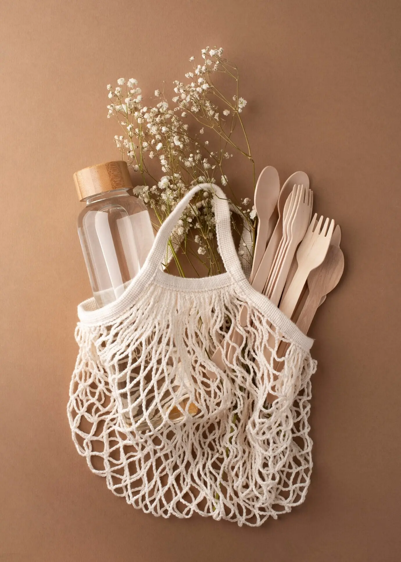 Композиция с минималистичным стаканом для напитков