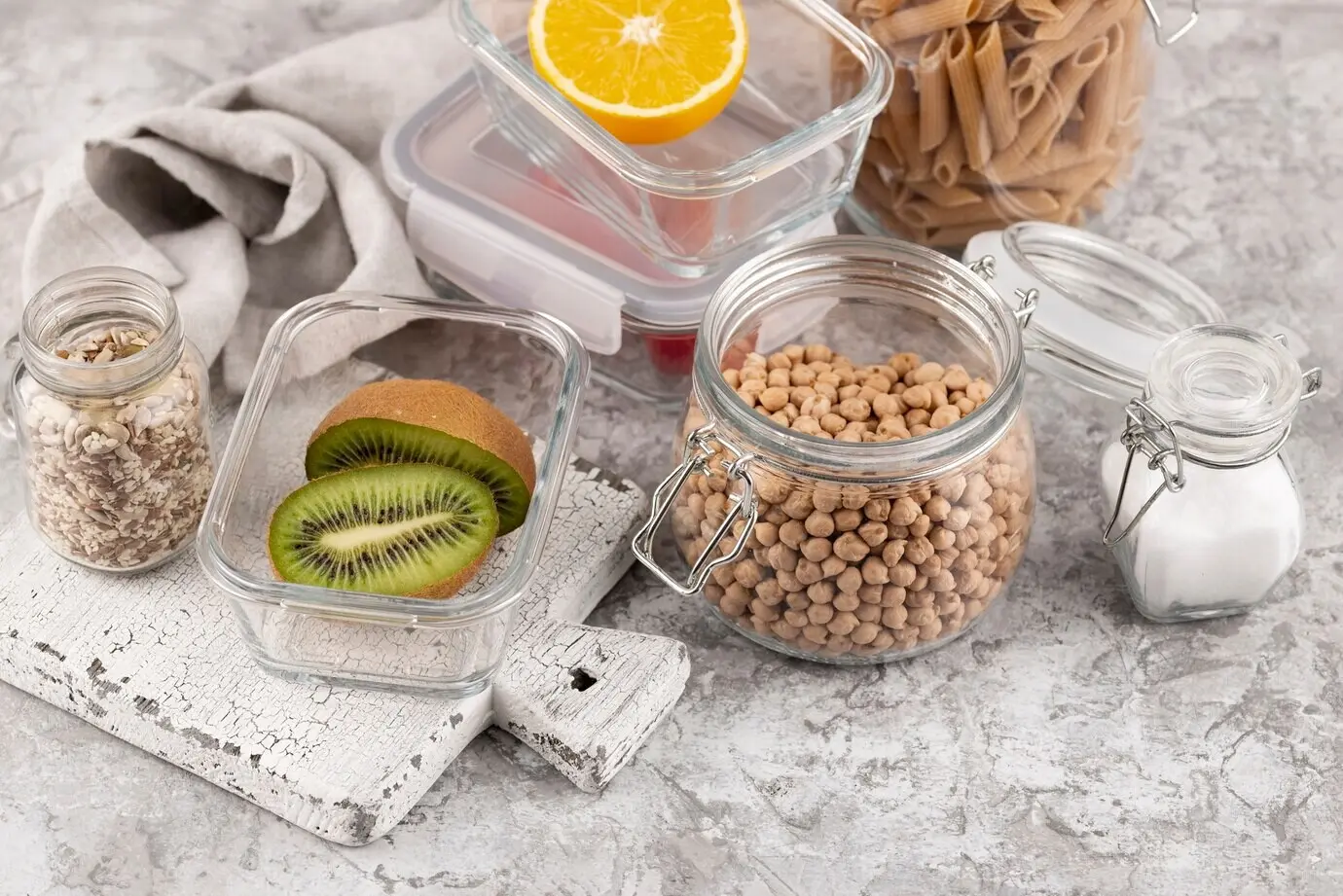 Композиция из консервированных продуктов, снятая с верхнего ракурса